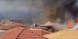Σε ύφεση η φωτιά στην παλιά πόλη της Λευκάδας-Κάηκαν κατοικίες