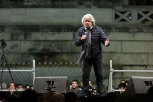 O Μπέπε Γκρίλο στο Σύνταγμα την Κυριακή υπέρ του «όχι»