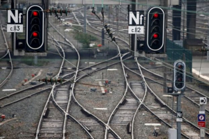 Στα άκρα η σύγκρουση Μακρόν με τους σιδηροδρομικούς
