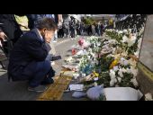 Νότια Κορέα: Χιλιάδες παρακολουθούν αγρυπνία για να τιμήσουν τα θύματα της ταραχής του Halloween