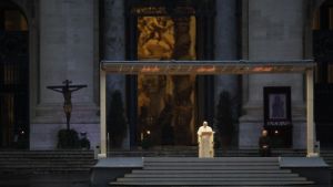 Θρήνος Πάπα σε μια έρημη πλατεία Αγίου Πέτρου: Μεγάλο σκότος κάλυψε τις πόλεις μας