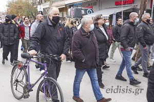Στην πορεία με τα μικρά παιδιά και τα ποδήλατα...
