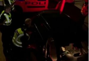 Σκωτία: Προσπάθησε να της κλέψει το αυτοκίνητο και εκείνη τον κλείδωσε μέσα σε αυτό (vid)