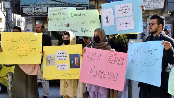 Αφγανιστάν: Διαδηλώσεις μετά τους νέους περιορισμούς στις ελευθερίες των γυναικών
