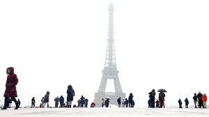 Σημαντικά προβλήματα από τη σφοδρή χιονόπτωση σε Γαλλία, Βρετανία και Ολλανδία