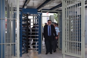 Υποδοχή Πανούση στη Λάρισα με συνθήματα υπέρ μιας κατάληψης