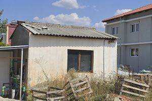 Σκεπές με φύλλα καρκινογόνου αμιάντου διάσπαρτες στο χώρο του Νοσοκομείου Κιλκίς και στο ΕΚΑΒ!