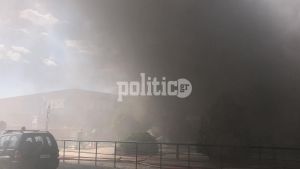 Θεσσαλονίκη: Σκοτείνιασε ο ουρανός – Σε πλήρη εξέλιξη η φωτιά στο εμπορικό Florida (vid &amp; pics)