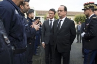 Φόρο τιμής στα θύματα του τροχαίου στη Γαλλία απέτισε ο Ολάντ