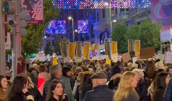 Ισπανία: Στους δρόμους χιλιάδες άνθρωποι για την Παγκόσμια Ημέρα για την Εξάλειψη της Βίας κατά των Γυναικών (pics &amp; vids)