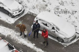 Πήραν τα φτυάρια και καθάρισαν το δρόμο από τα χιόνια