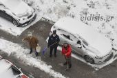 Πήραν τα φτυάρια και καθάρισαν το δρόμο από τα χιόνια