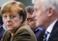 Ζεεχόφερ «πυροβολεί» Μέρκελ για άνοδο της AfD και γονάτισμα στην Τουρκία