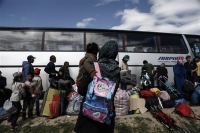 Αδειάζει ο καταυλισμός προσφύγων στην Ειδομένη, ομαλά, χωρίς επεισόδια