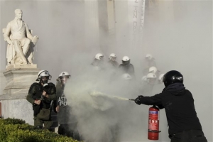 Ενταση στα Εξάρχεια μετά τα επεισόδια αστυνομικών - αντιεξουσιαστών στα Προπύλαια