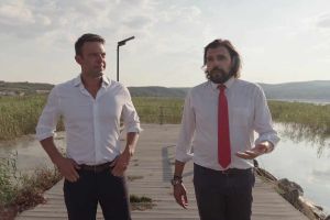 Ο Στ. Κασσελάκης υπερασπίζεται τη Συμφωνία των Πρεσπών, μιλώντας στην παραλία της Δοϊράνης - BINTEO