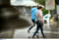 Προβλήματα σε περιοχές της Αττικής από τη βροχή-Κλειστοί δρόμοι