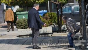 Λαμία: Ο δήμαρχος βγήκε να μαζέψει ηλικιωμένους που… λιάζονταν στην πλατεία (pics, vid)