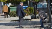 Λαμία: Ο δήμαρχος βγήκε να μαζέψει ηλικιωμένους που… λιάζονταν στην πλατεία (pics, vid)
