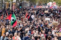 Γαλλία: Στους δρόμους χιλιάδες δημόσιοι υπάλληλοι ενάντια στις εργασιακές μεταρρυθμίσεις