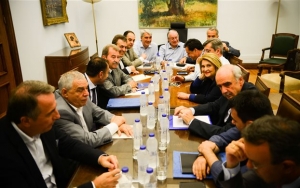 ΝΔ: «Ο Τσίπρας οφείλει να κλείσει συμφωνία που θα κρατά την Ελλάδα στο ευρώ»