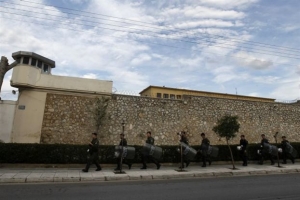 Συμβολική κατεδάφιση του εξωτερικού τοίχου των γυναικείων φυλακών Κορυδαλλού