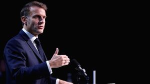 Μακρόν: «Η ευτυχία μιας χώρας δεν επιτυγχάνεται με την απογοήτευση των ηγετών της»