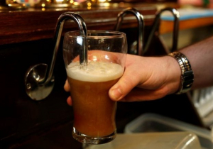 Ιρλανδία: Μετά από 90 χρόνια σερβίρουν αλκοόλ Μ. Παρασκευή