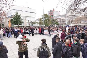 Μαθητές γέμισαν την παγωμένη Πλατεία Ειρήνης του Κιλκίς απαιτώντας ν’ αποδοθεί δικαιοσύνη για τα Τέμπη
