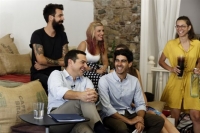 Με νέους, εκπροσώπους κοινωνικών επιχειρήσεων, συζητά ο Τσίπρας