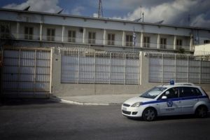 Ερευνα της ΕΛ.ΑΣ για δύο νεαρούς Αλβανούς που βιντεοσκοπούσαν τους αστυνομικούς στις φυλακές Κορυδαλλού
