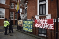 Σουηδοί εισαγγελείς ανακρίνουν τον Άσανζ για τις κατηγορίες βιασμού
