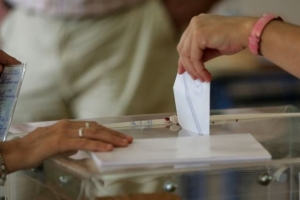 Άνοιξαν οι κάλπες της κρισιμότερης εκλογικής αναμέτρησης