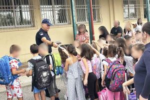Αστυνομικοί μοίρασαν σε μαθητές ενημερωτικό υλικό για την οδική ασφάλεια