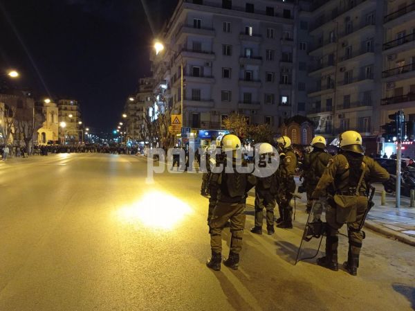 Θεσσαλονίκη: Επεισόδια τώρα στο κέντρο μετά την πορεία για την τραγωδία των Τεμπών (ΦΩΤΟ)