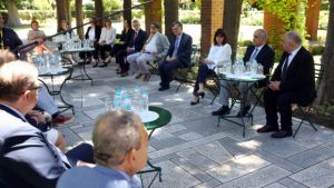 Οι λοιμωξιολόγοι στον προεδρικό Κήπο - Τι είπε η Σακελλαροπούλου για τον Τσιόδρα (pics)