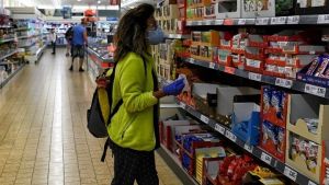 Υπεγράφη η απόφαση απαγόρευσης πώλησης διαρκών αγαθών από τα σούπερ μάρκετ