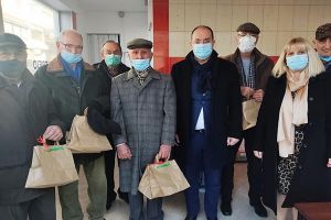 Χειροποίητα χριστουγεννιάτικα δώρα στα μέλη του ΚΑΠΗ του δήμου Κιλκίς