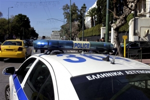 Εισβολή σε συμβολαιογραφικό γραφείο στα Εξάρχεια