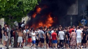 Έρευνα ΕΛ.ΑΣ για υποκίνηση των επεισοδίων στη Λάρισα - Η επίθεση σε δημοσιογράφο