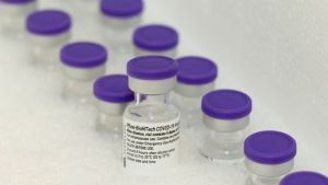 Η Pfizer έχει σκοπό να παραδίδει 13 εκατ. δόσεις εμβολίου κάθε εβδομάδα στις ΗΠΑ, από τα μέσα Μαρτίου