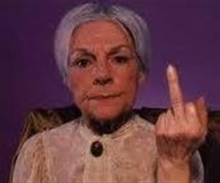 Με άσεμνη χειρονομία απαντά η Ντόροθι Κινγκ για την Αμφίπολη