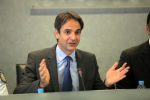 Μητσοτάκης: Πρέπει να φύγουν όσοι μπήκαν παράνομα στο Δημόσιο