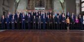 Πράγα: Μητσοτάκης και Ερντογάν σε… απόσταση ασφαλείας στην οικογενειακή φωτογραφία