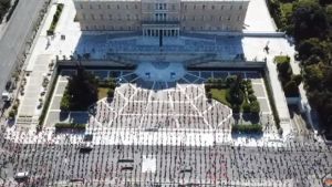 Πρωτομαγιά - ΠΑΜΕ: Θύμισε παρέλαση – Αυτοκόλλητα για να τηρούν τις αποστάσεις (pics - vid)