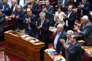 «Μαχαίρι» 10% στη βουλευτική αποζημίωση και τέλος στο αφορολόγητο