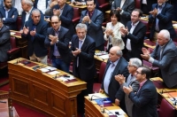 «Μαχαίρι» 10% στη βουλευτική αποζημίωση και τέλος στο αφορολόγητο