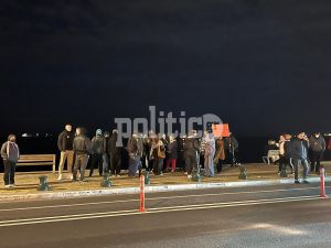 Θεσσαλονίκη: Διαμαρτυρία μπροστά από γνωστό καφέ-μπαρ για την υπόθεση βιασμού της 24χρονης (pic &amp; vids)