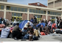<div>Ο Θ. Δρίτσας αποχαιρετά τους πρόσφυγες με στίχους από την ταινία "Πολίτικη Κουζίνα"</div>