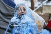 Ειδομένη: Απροστάτευτοι από τις βροχές οι 13.000 πρόσφυγες